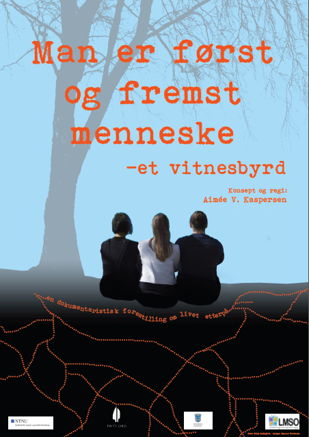 Plakat med teksten "Man er først og fremst menenske" I rødt oppå et bilde av tre mennesker som sitter med ryggen til og ser inn i et tåkete, blått omrde med en trestamme til venstre i bildet.