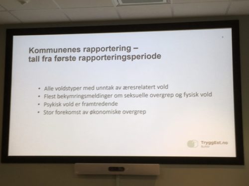 Foto av PowerPoint-foiler fra TryggEST med tekst som beskriver at det blant annet i kommunene er flest bekymringsmeldinger om seksuelle overgrep og fysisk vold, samt at psykisk vold er framtredende.