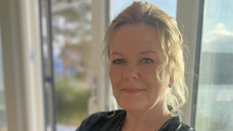 Thea Totland BRENNER FOR MENNESKERETTSSAKER: Thea W. Totland er jurist og daglig leder i Barneadvokatene. (Foto: Privat)
